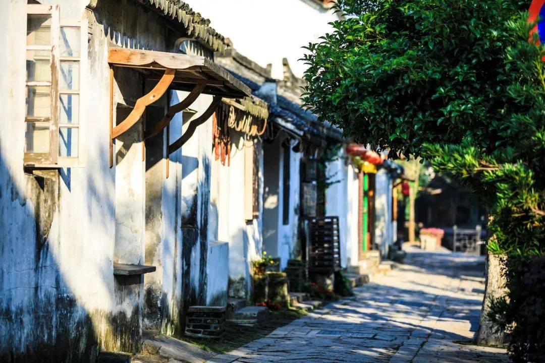 小区窨井盖突然冒起白烟,原来是网络电线自燃